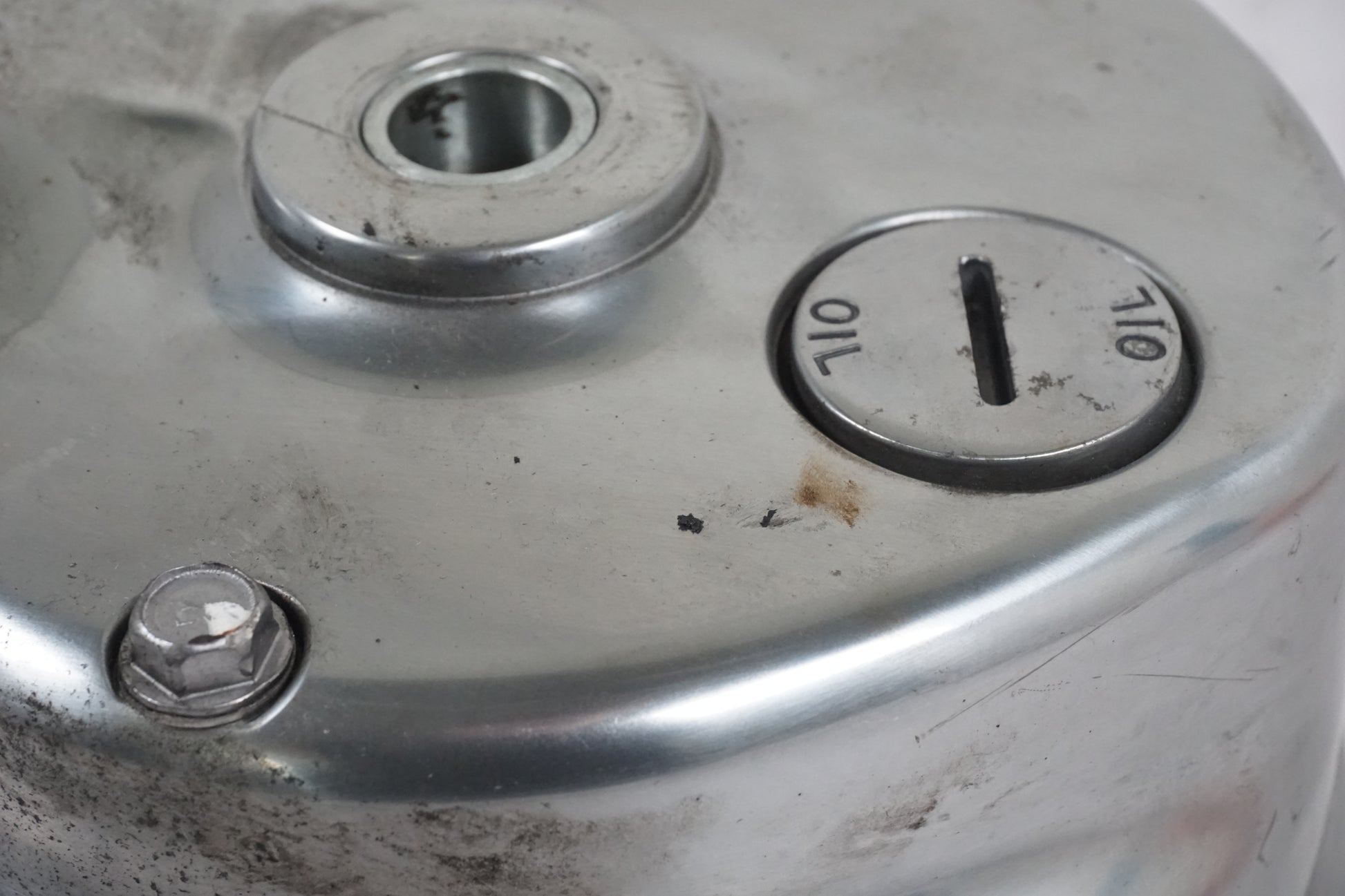 Snett nerifrån på Slutväxel från en Suzuki VZ 1600 -2004 motorcykel.