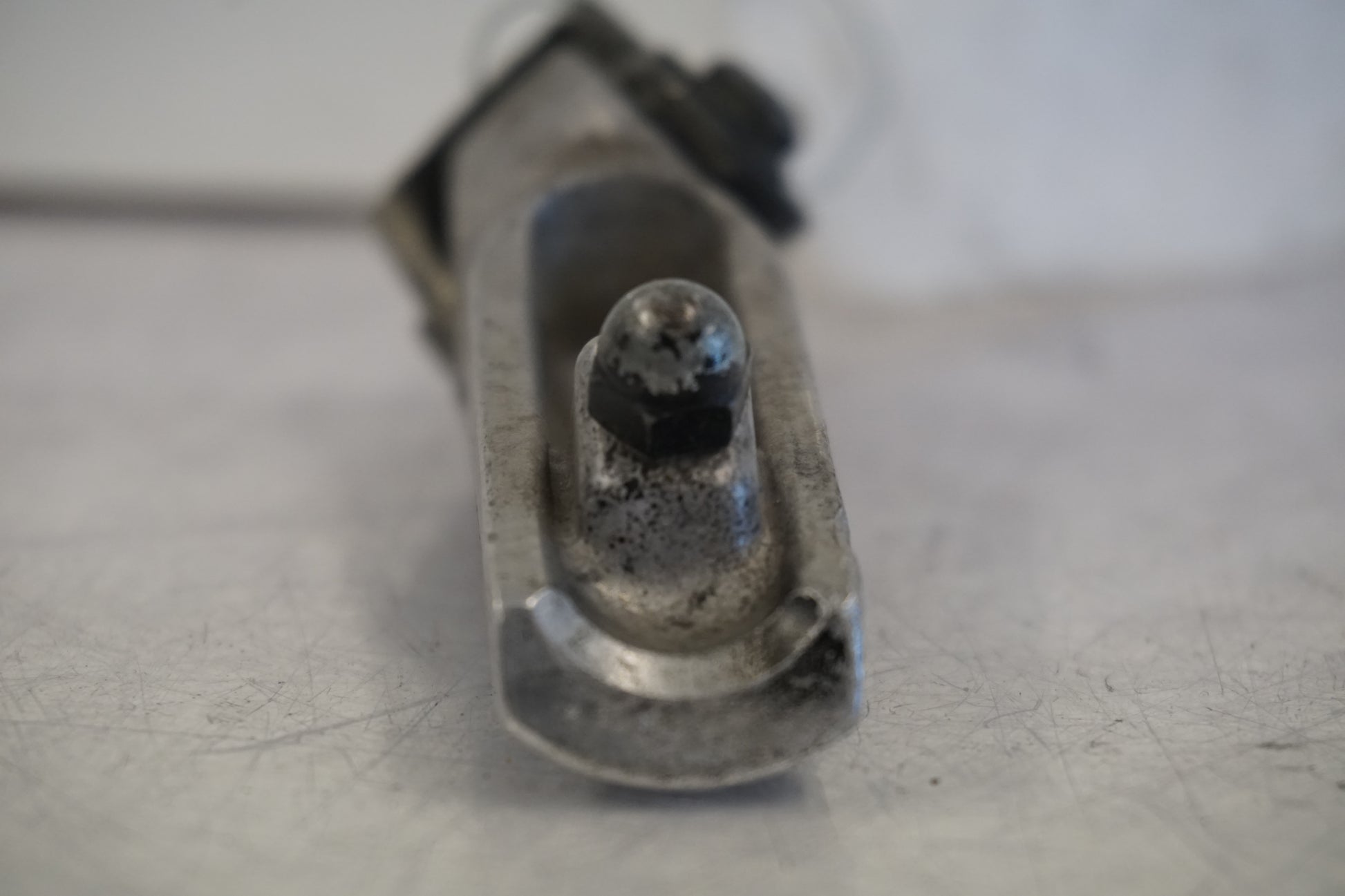 Vänster sida på Fotpinne från en Kawasaki ZX-9R -1997 motorcykel.