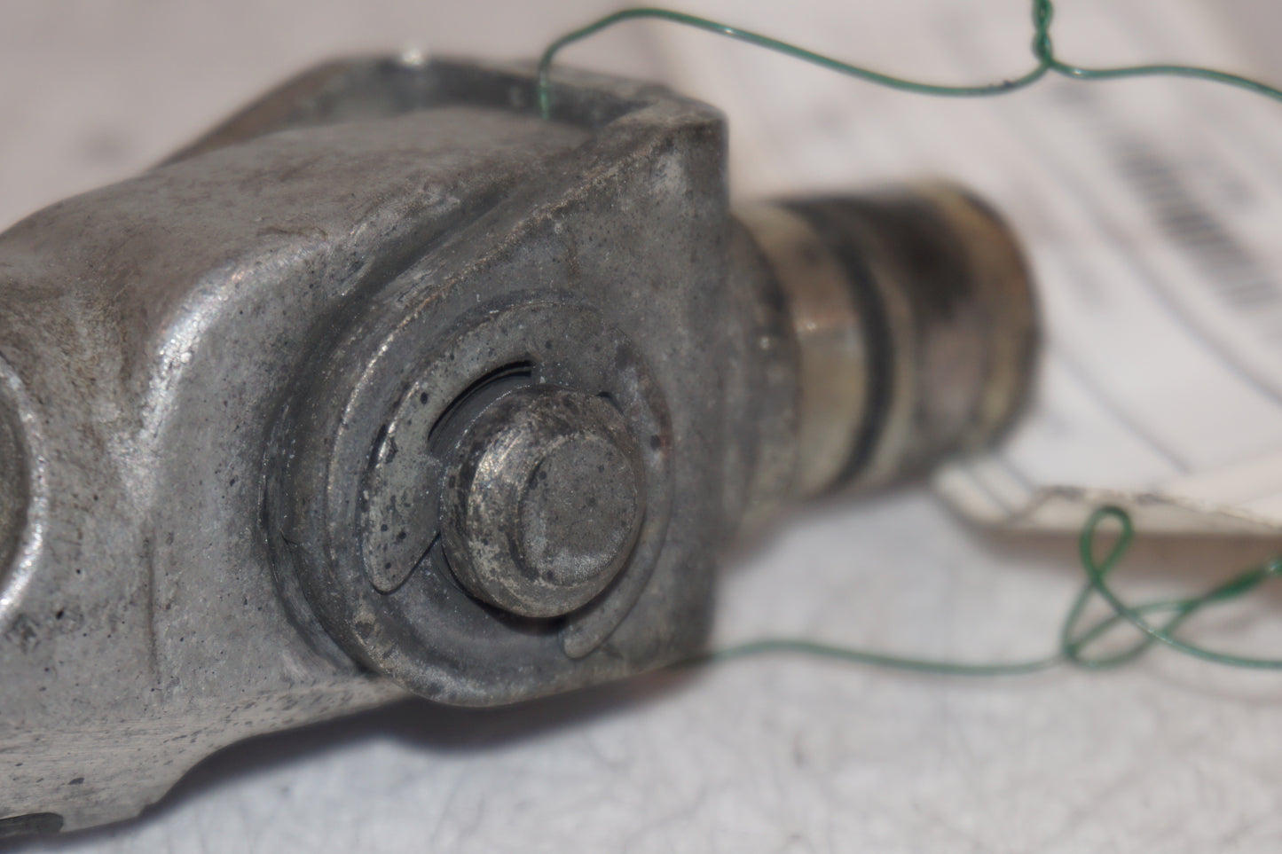 Snett nerifrån på Fotpinne från en Kawasaki ZX-9R -1997 motorcykel.