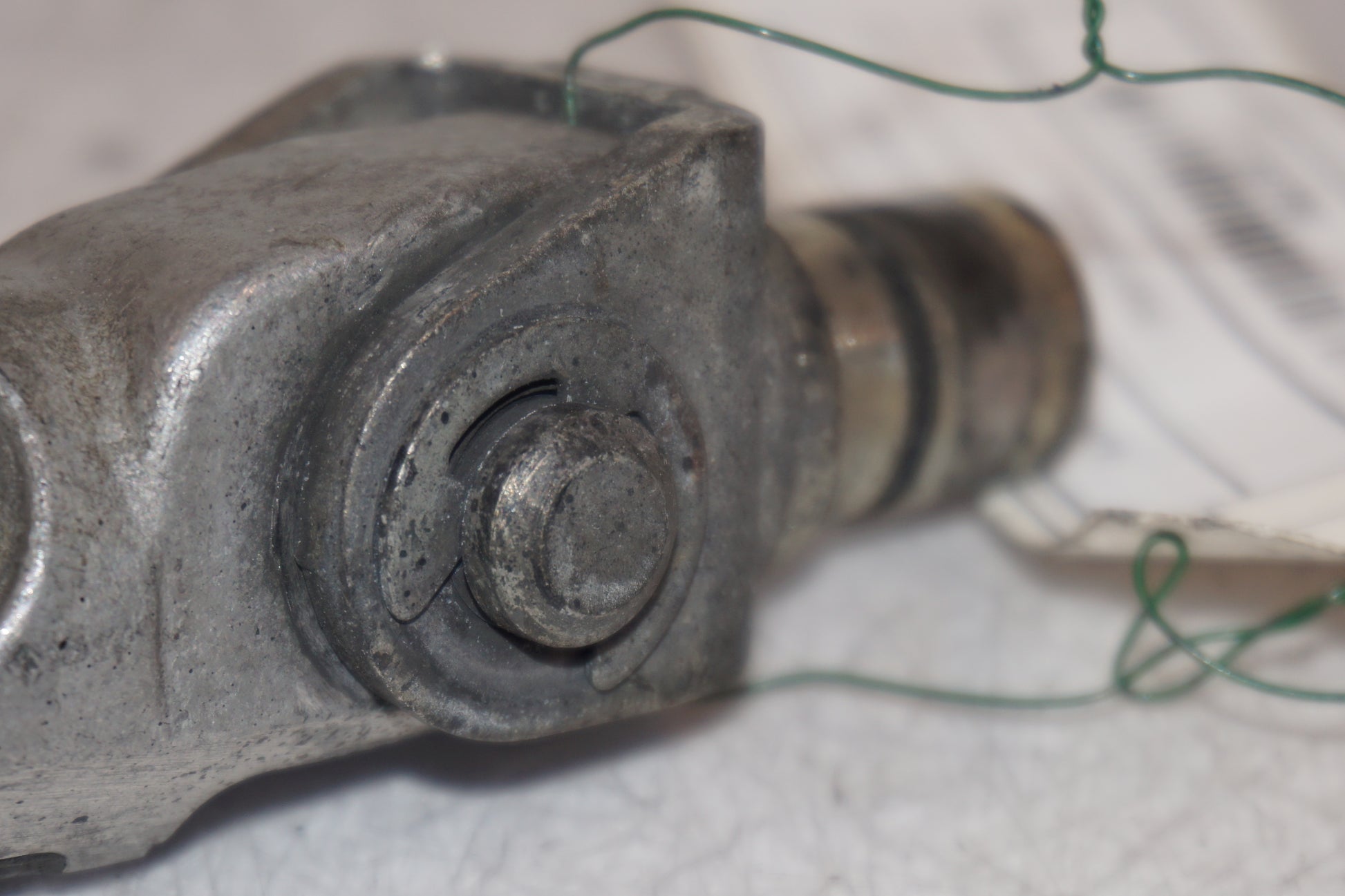 Snett nerifrån på Fotpinne från en Kawasaki ZX-9R -1997 motorcykel.