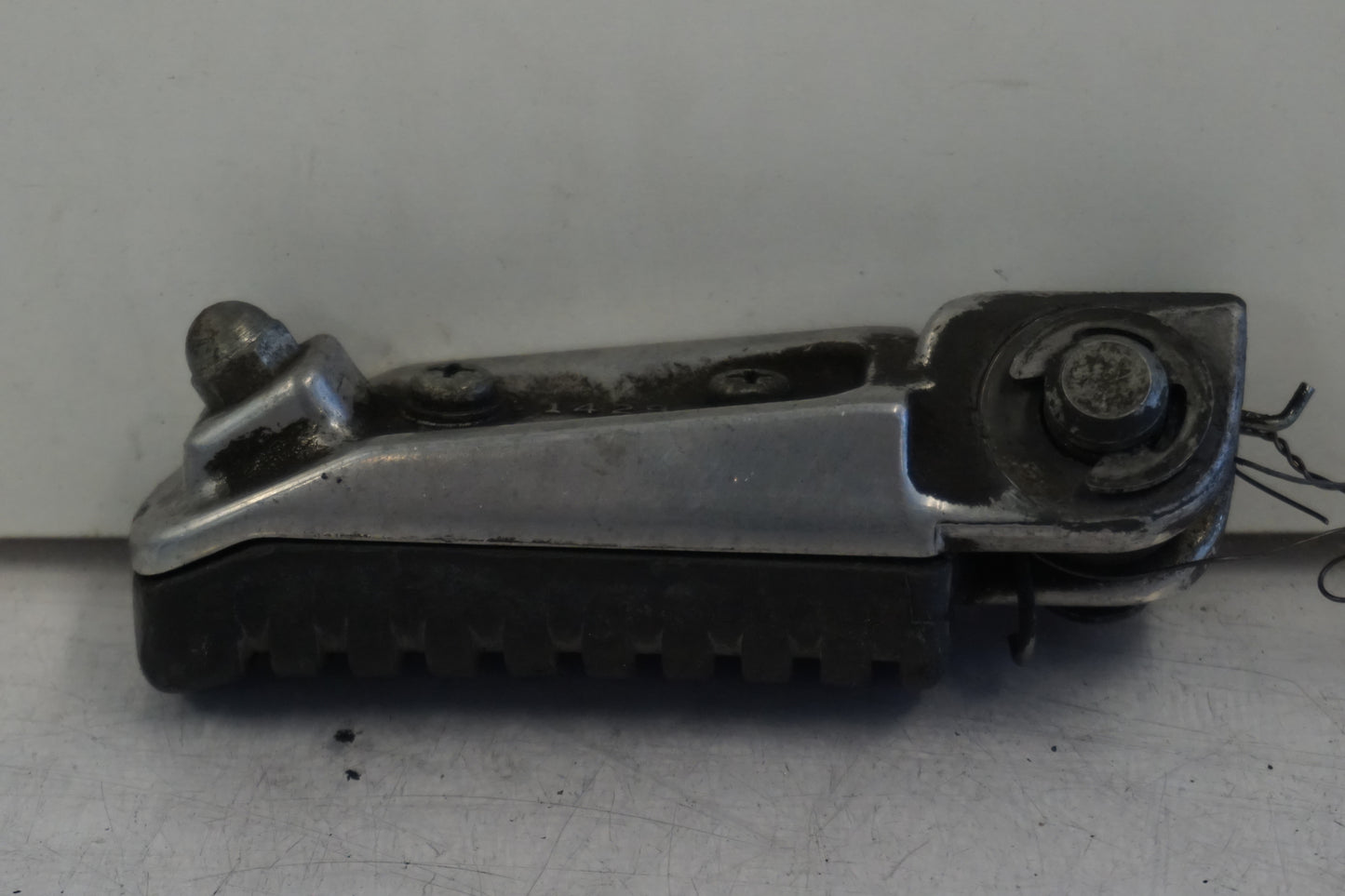 Höger sida på Fotpinne från en Kawasaki ZX-9R -1999 motorcykel.