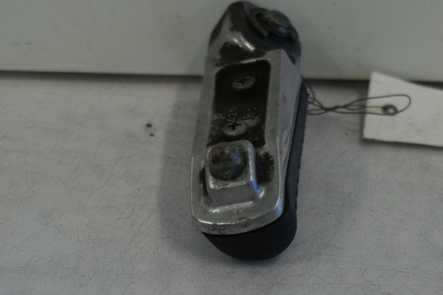 Vänster sida på Fotpinne från en Kawasaki ZX-9R -1999 motorcykel.