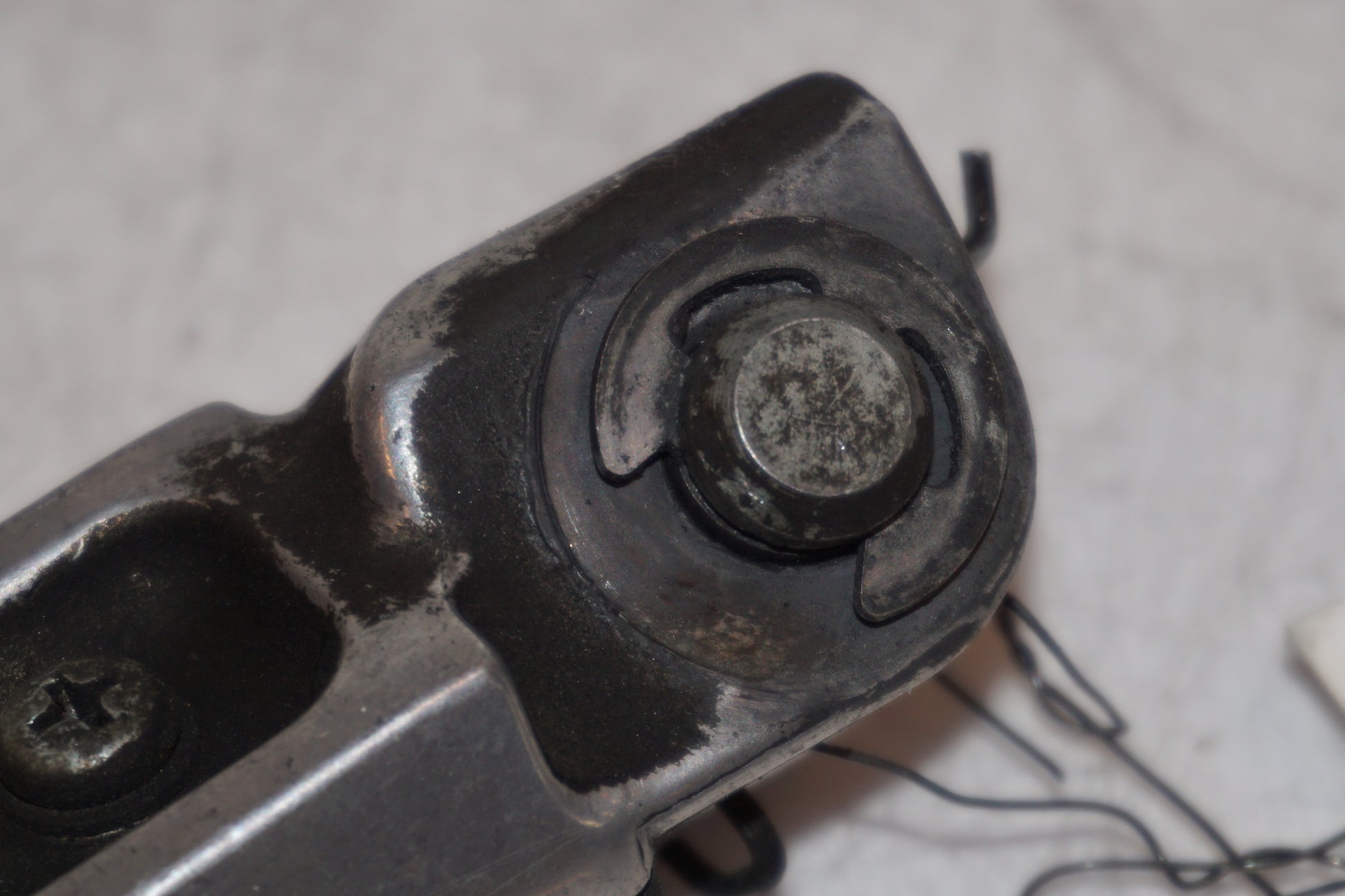 Snett nerifrån på Fotpinne från en Kawasaki ZX-9R -1999 motorcykel.