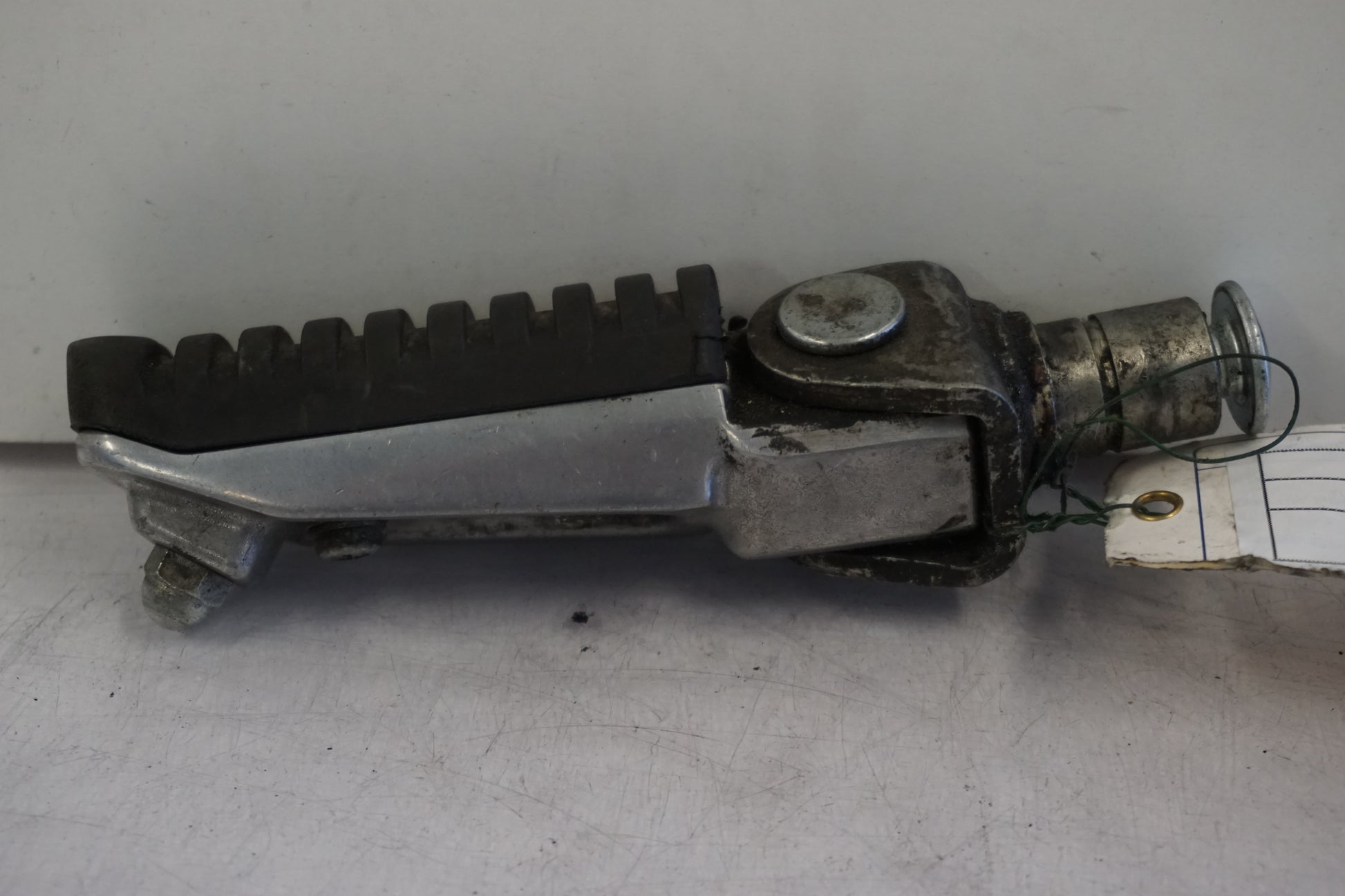 Baksidan på Fotpinne från en Kawasaki ZX-9R -2000 motorcykel.