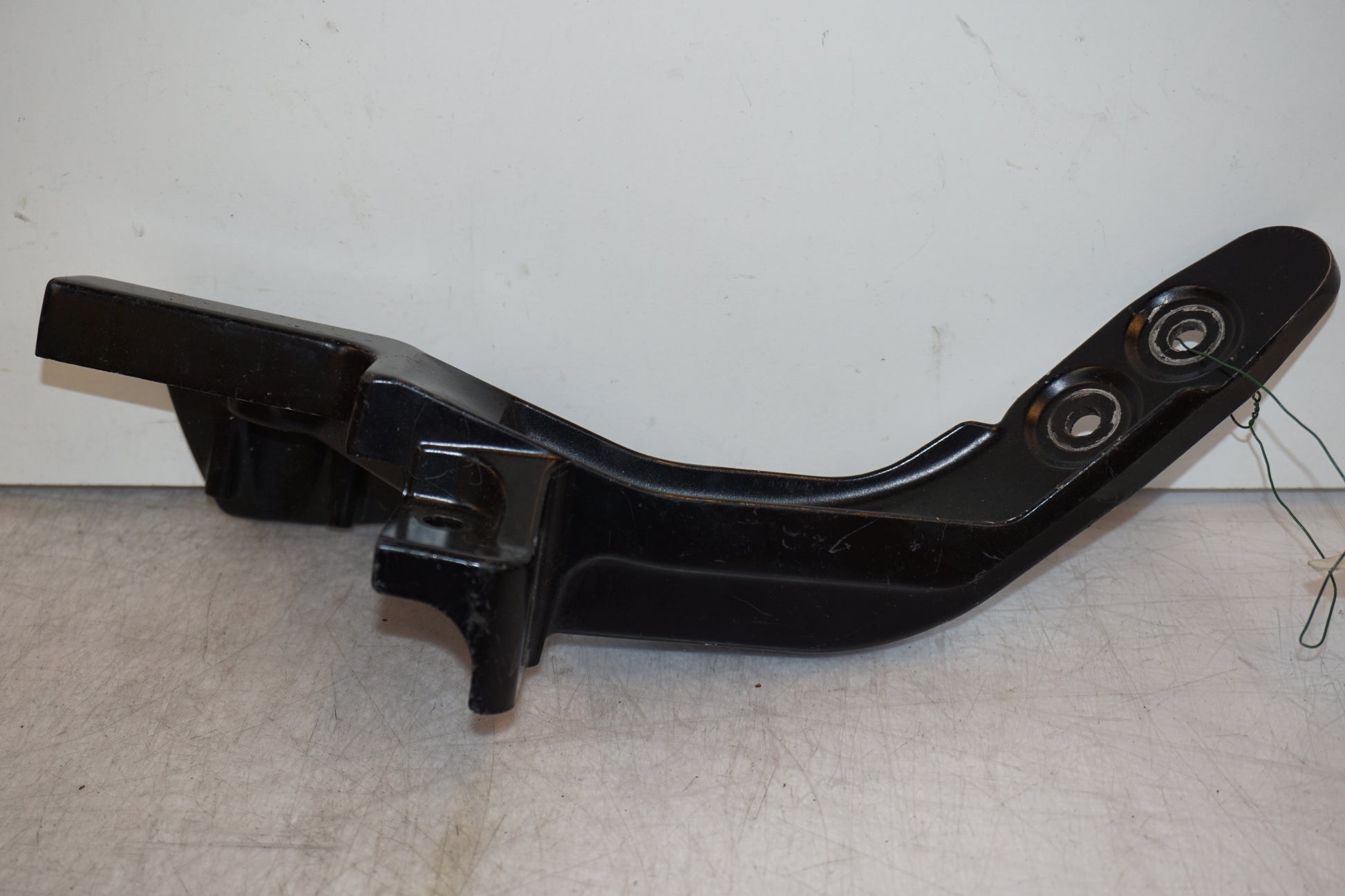 Baksidan på Backspegelfäste från en Yamaha FZ-S 600 -1999 motorcykel.