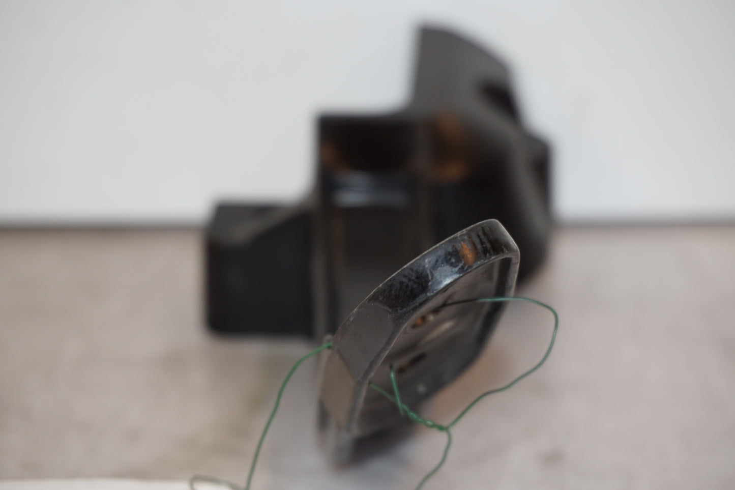 Snett uppifrån på Backspegelfäste från en Yamaha FZ-S 600 -1999 motorcykel.