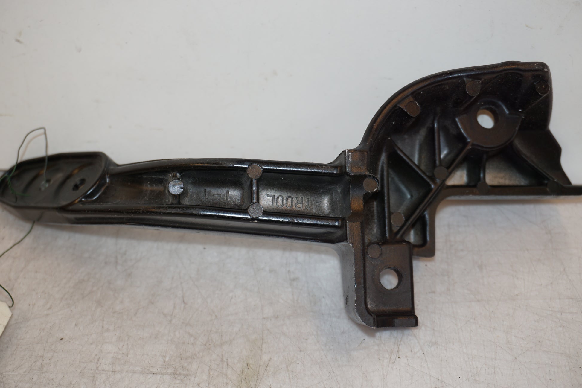 Snett nerifrån på Backspegelfäste från en Yamaha FZ-S 600 -1999 motorcykel.