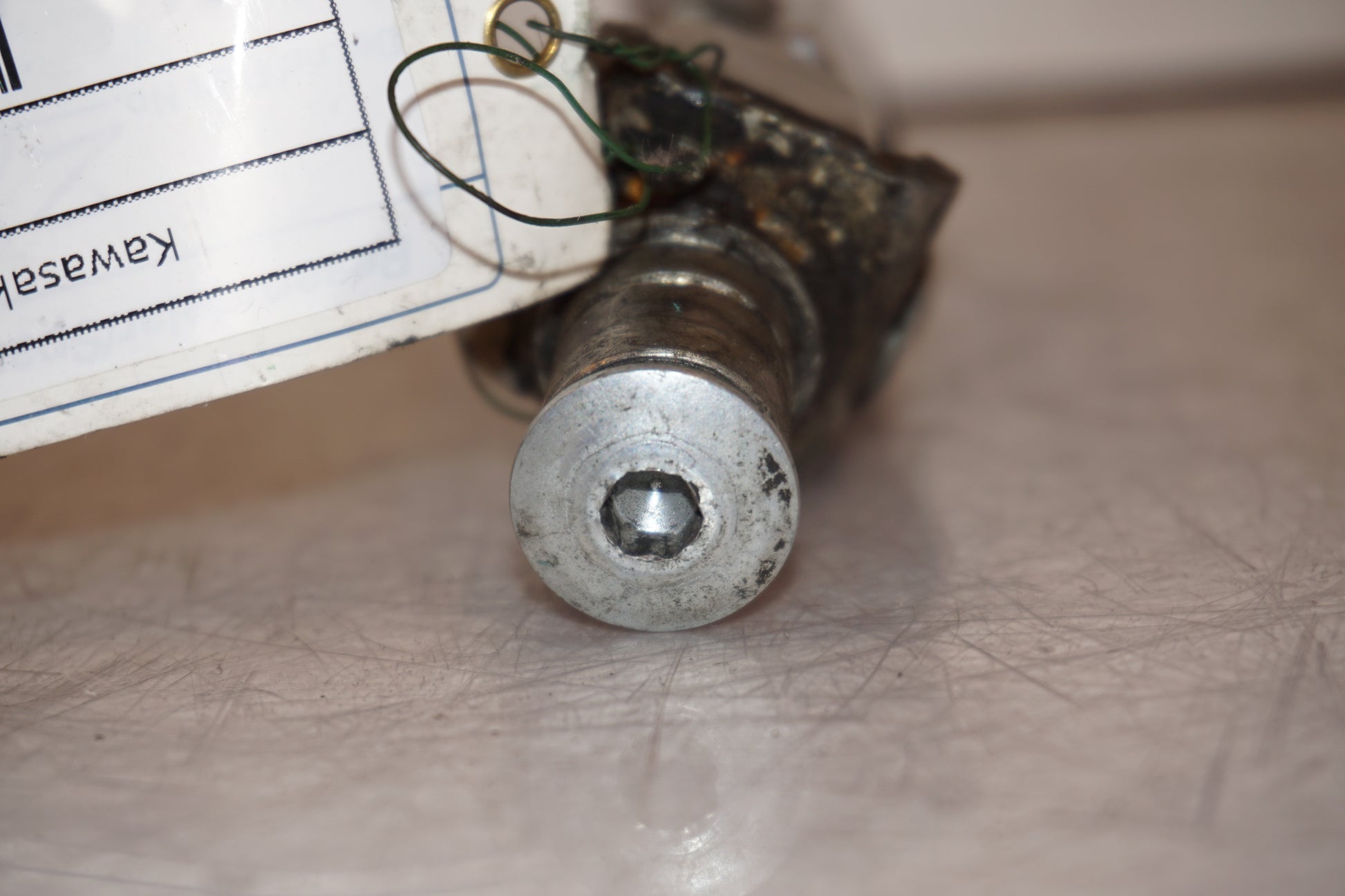 Snett nerifrån på Fotpinne från en Kawasaki ZX-9R -2000 motorcykel.