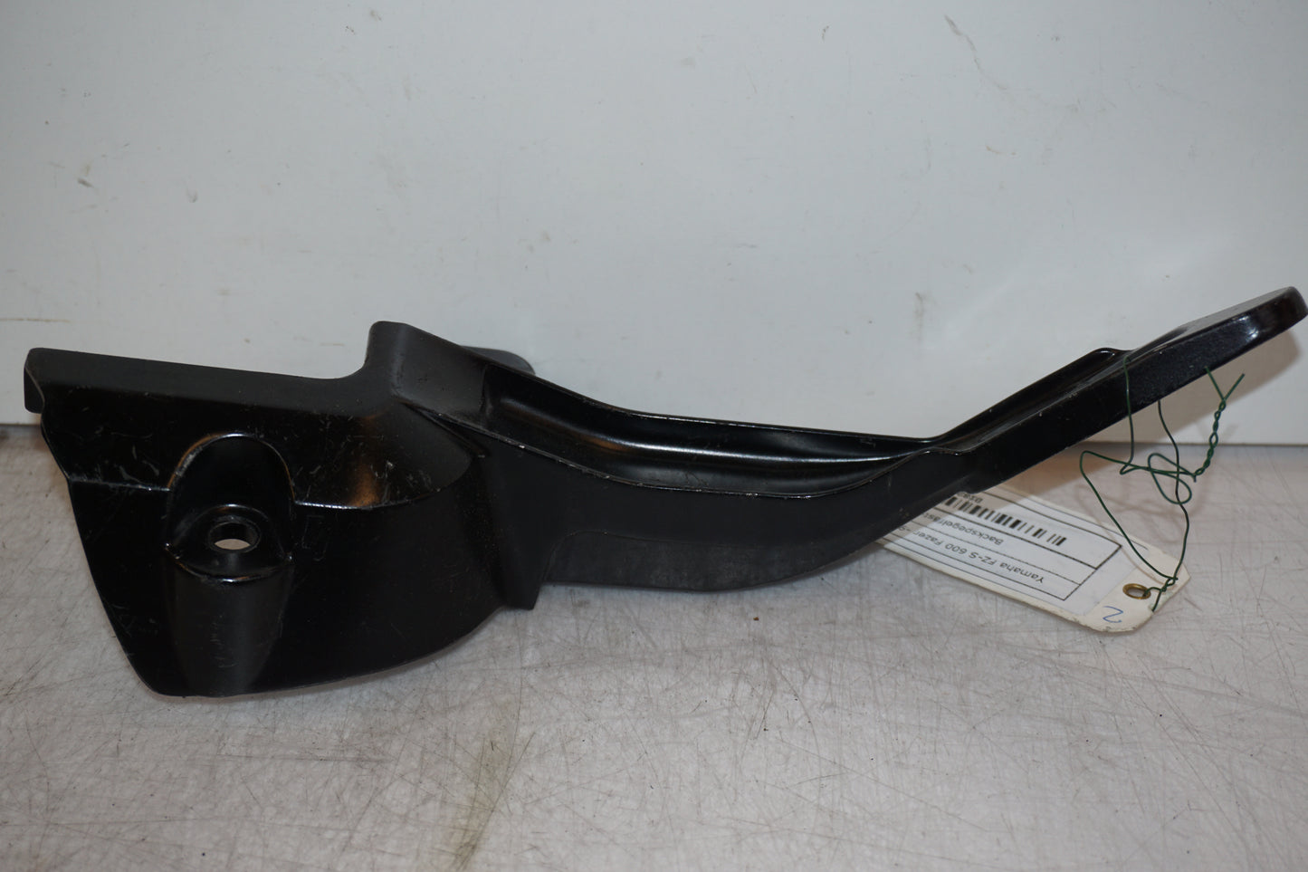 Framsidan på Backspegelfäste från en Yamaha FZ-S 600 -1999 motorcykel.