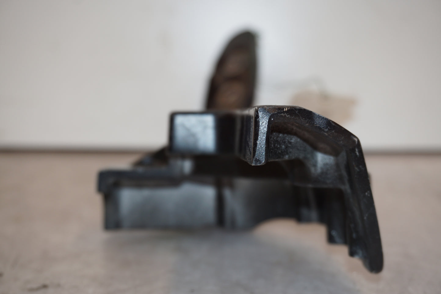 Baksidan på Backspegelfäste från en Yamaha FZ-S 600 -1999 motorcykel.