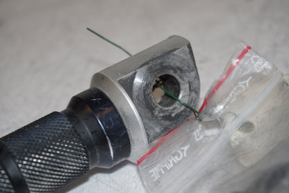 Snett nerifrån på Fotpinne från en Kawasaki ZX-9R -1996 motorcykel.