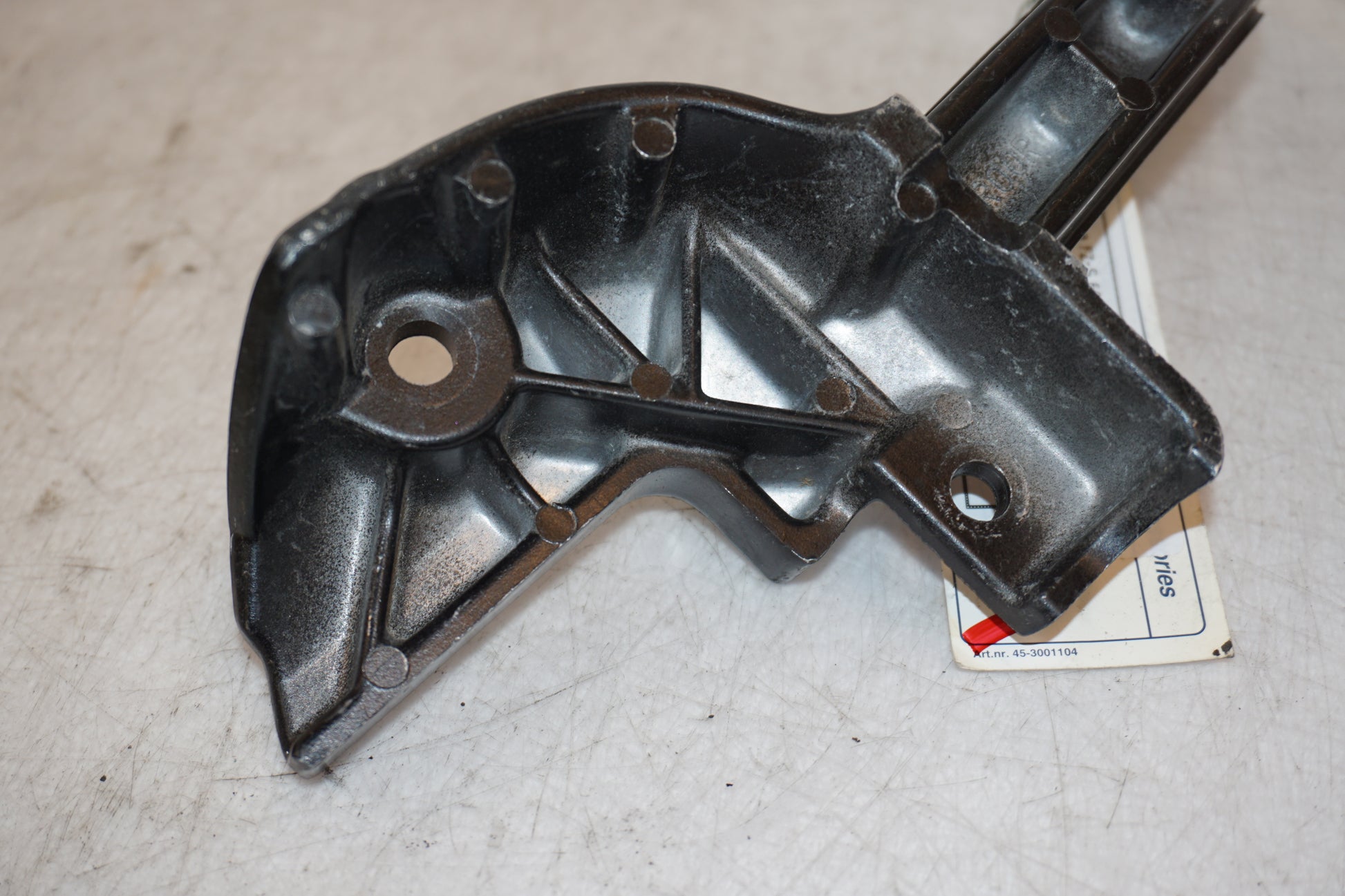 Snett nerifrån på Backspegelfäste från en Yamaha FZ-S 600 -1999 motorcykel.