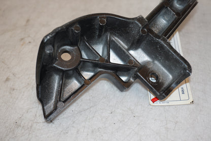 Snett nerifrån på Backspegelfäste från en Yamaha FZ-S 600 -1999 motorcykel.