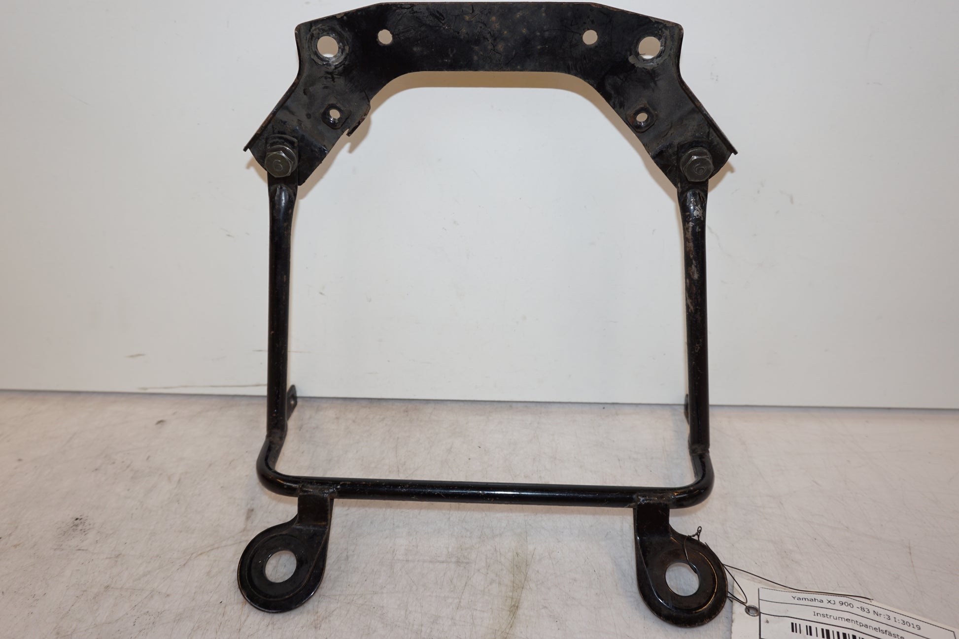 Framsidan på Instrumentpanelsfäste från en Yamaha XJ 900 -1983 motorcykel.