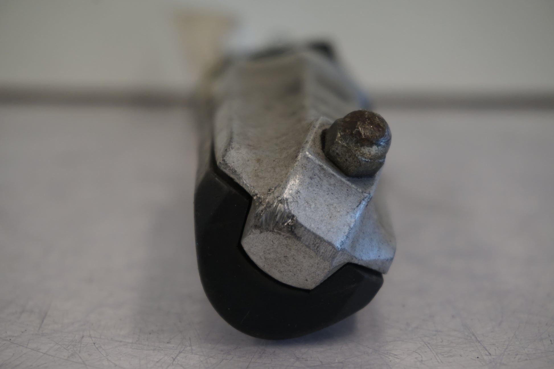 Snett uppifrån på Fotpinne från en Kawasaki ZX-9R -1996 motorcykel.