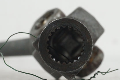 Snett nerifrån på Kardanaxel från en Honda CX 500 -1982 motorcykel.