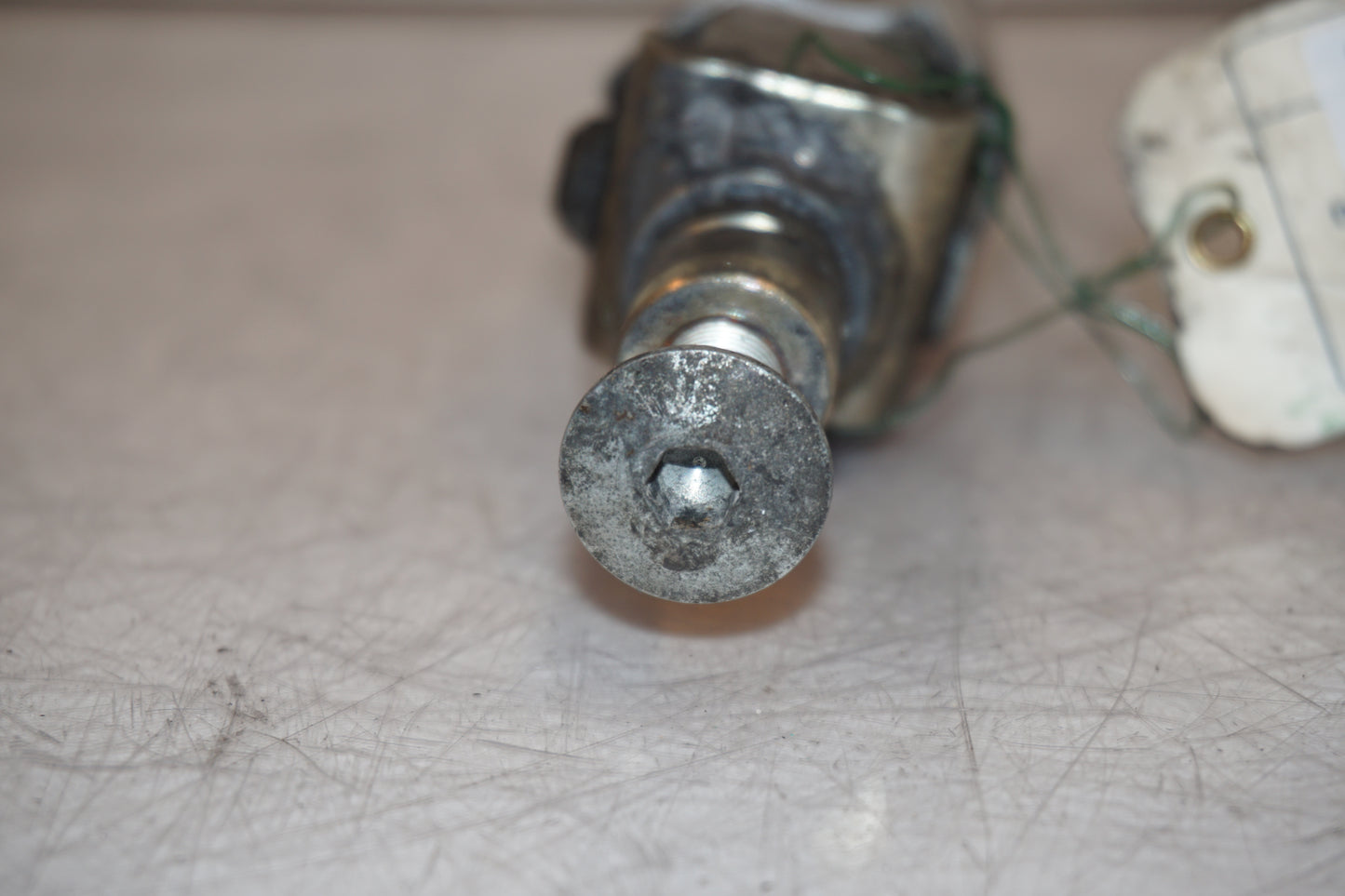 Snett nerifrån på Fotpinne från en Kawasaki ZX-9R -1996 motorcykel.