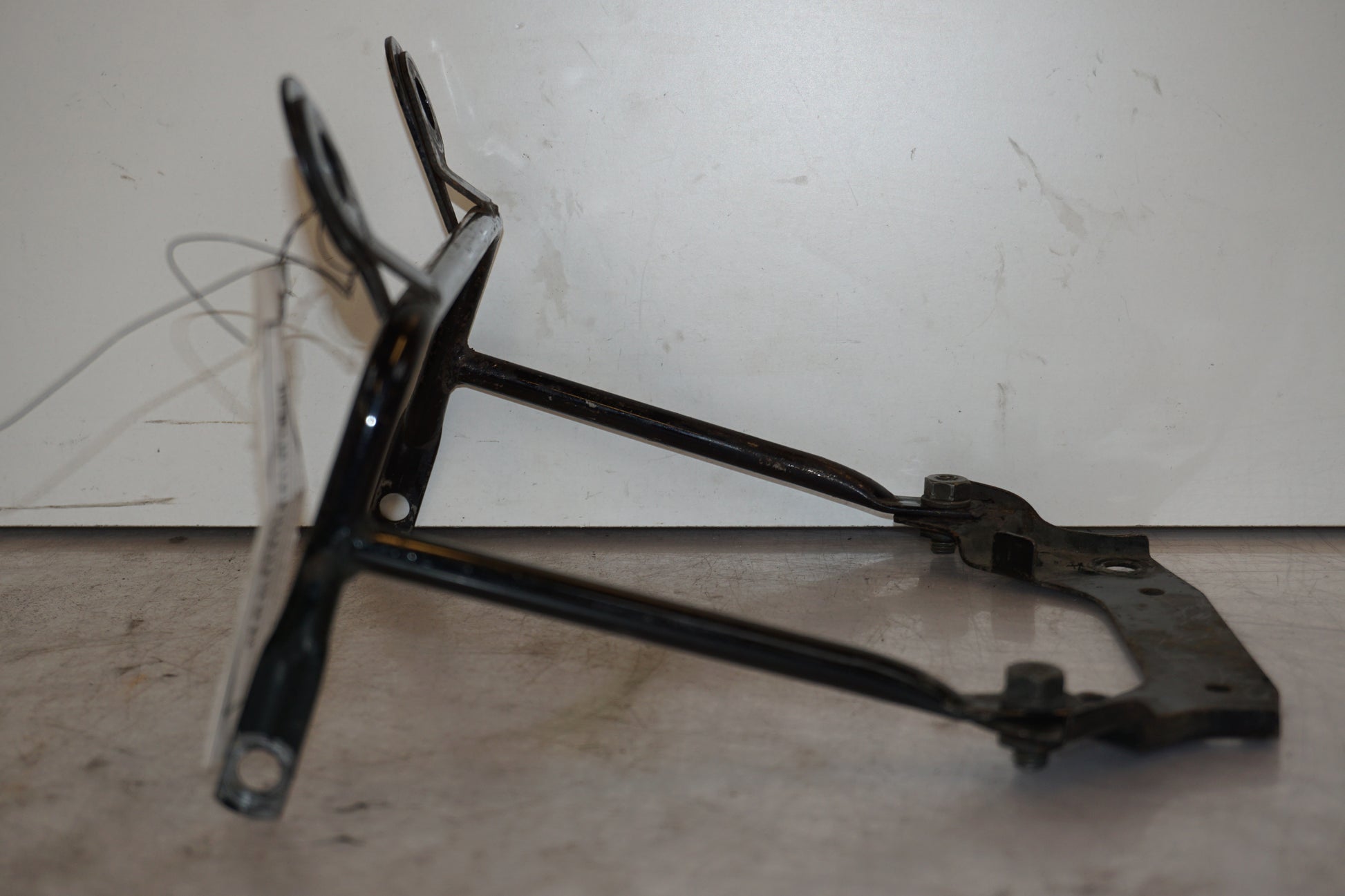 Snett nerifrån på Instrumentpanelsfäste från en Yamaha XJ 900 -1983 motorcykel.