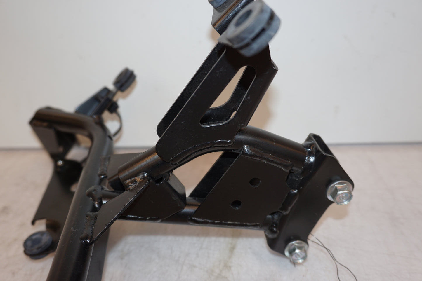 Snett nerifrån på Toppkåpstag från en Yamaha FZ-8 -2011 motorcykel.