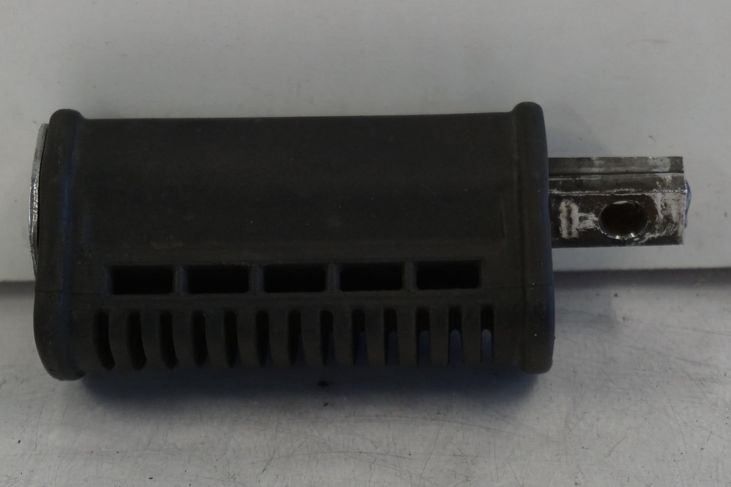 Vänster sida på Fotpinne från en Suzuki GSX 1100 F -1988 motorcykel.