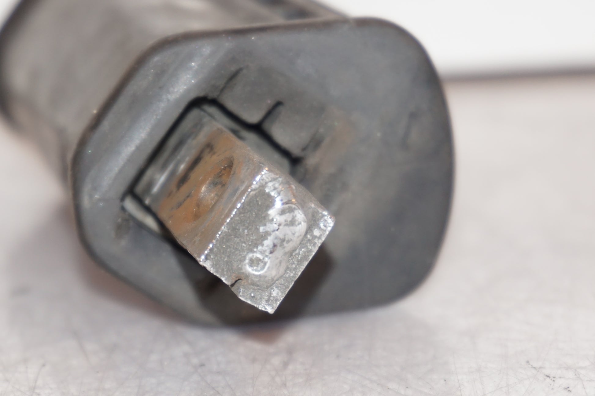 Snett nerifrån på Fotpinne från en Suzuki GSX 1100 F -1988 motorcykel.