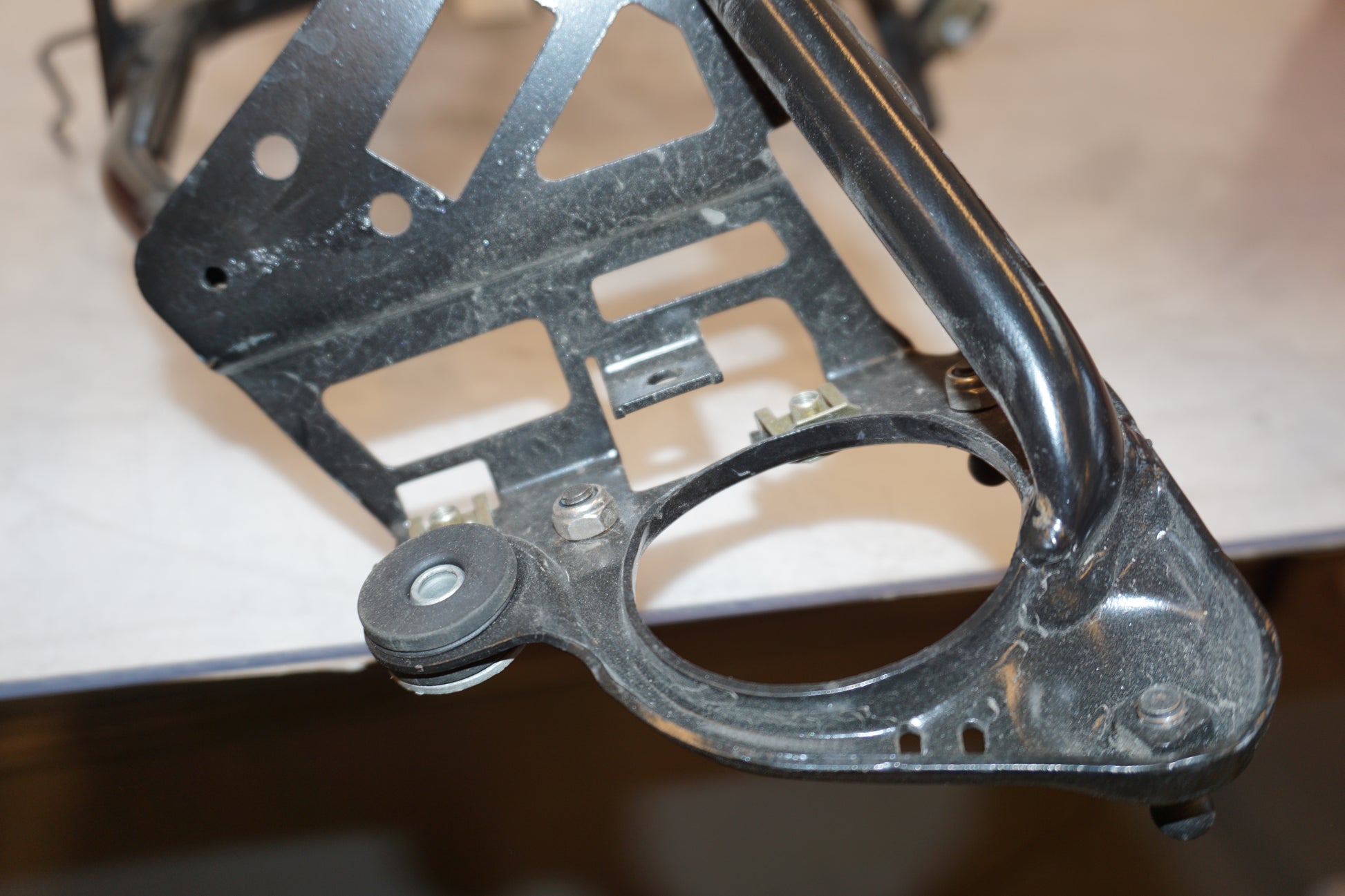 Snett nerifrån på Toppkåpstag från en BMW R 1200 RT -2008 motorcykel.