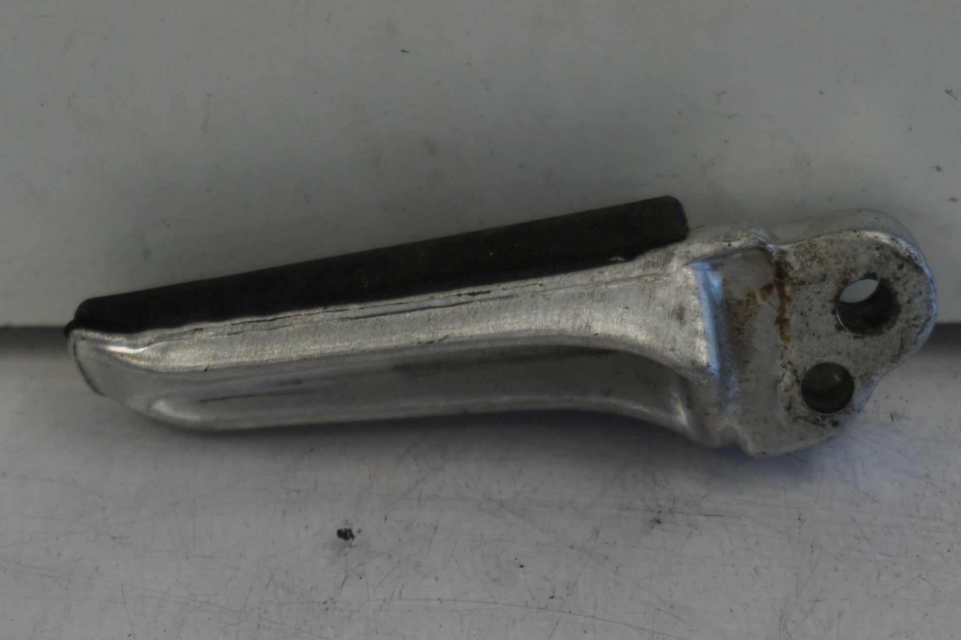 Baksidan på Fotpinne från en Suzuki SV 1000 -2004 motorcykel.