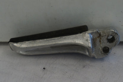 Baksidan på Fotpinne från en Suzuki SV 1000 -2004 motorcykel.