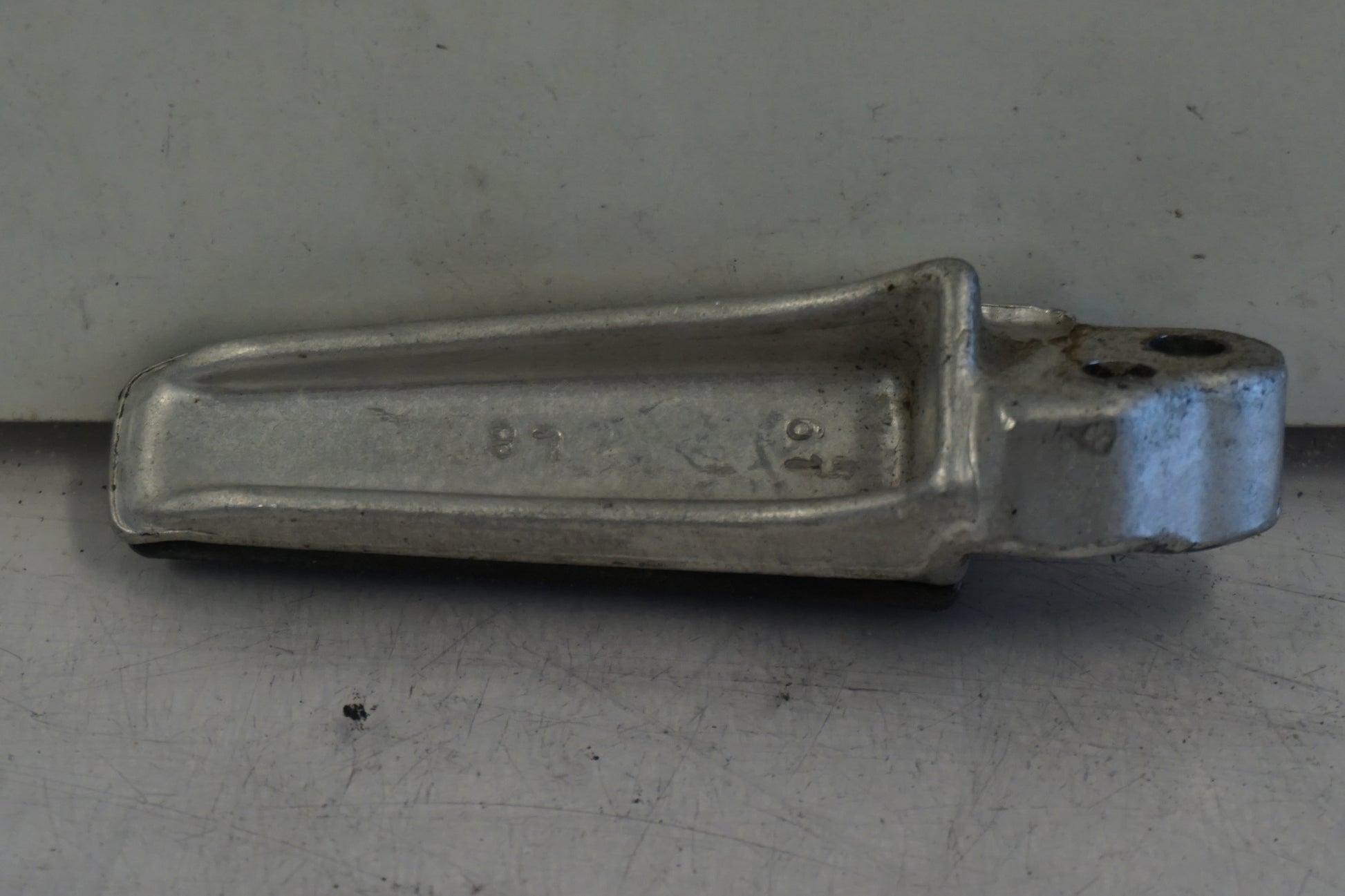 Höger sida på Fotpinne från en Suzuki SV 1000 -2004 motorcykel.