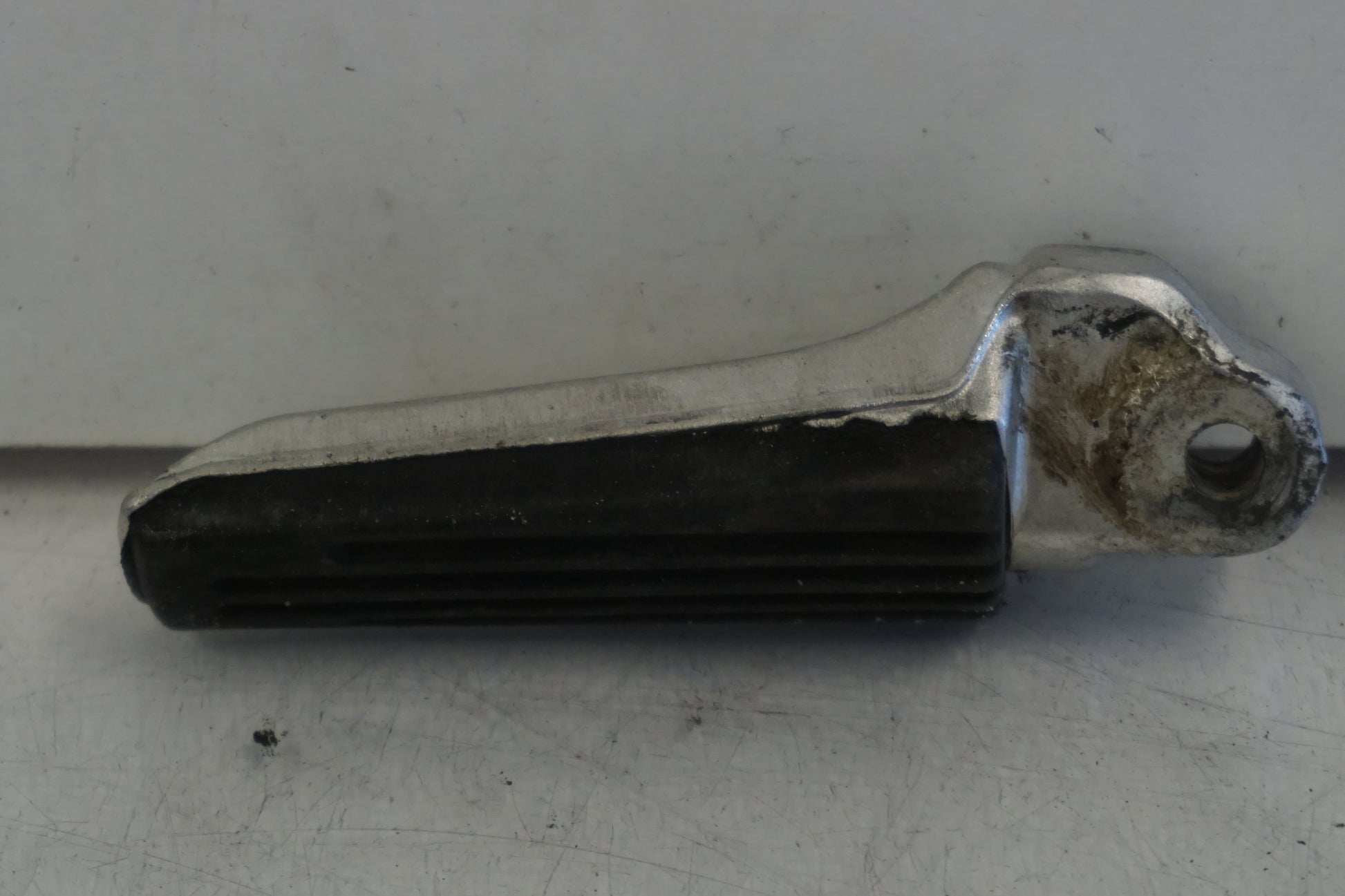 Vänster sida på Fotpinne från en Suzuki SV 1000 -2004 motorcykel.