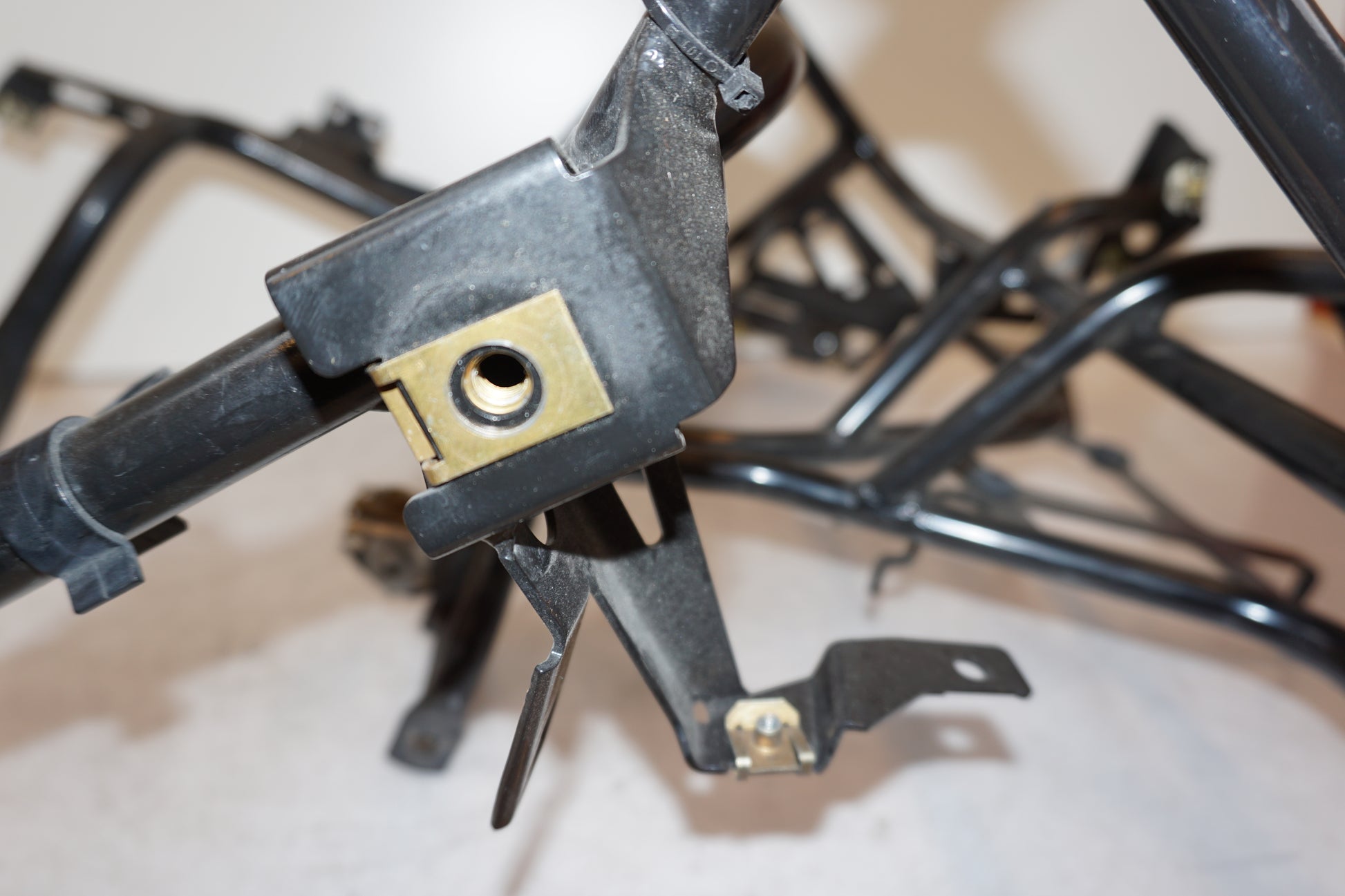 Extrabild5 på Toppkåpstag från en BMW R 1200 RT -2008 motorcykel.