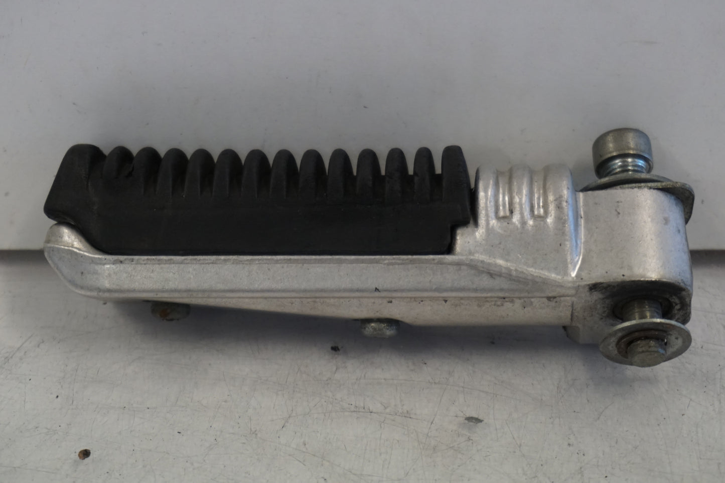 Baksidan på Fotpinne från en Suzuki GSX-R 1100 -1991 motorcykel.