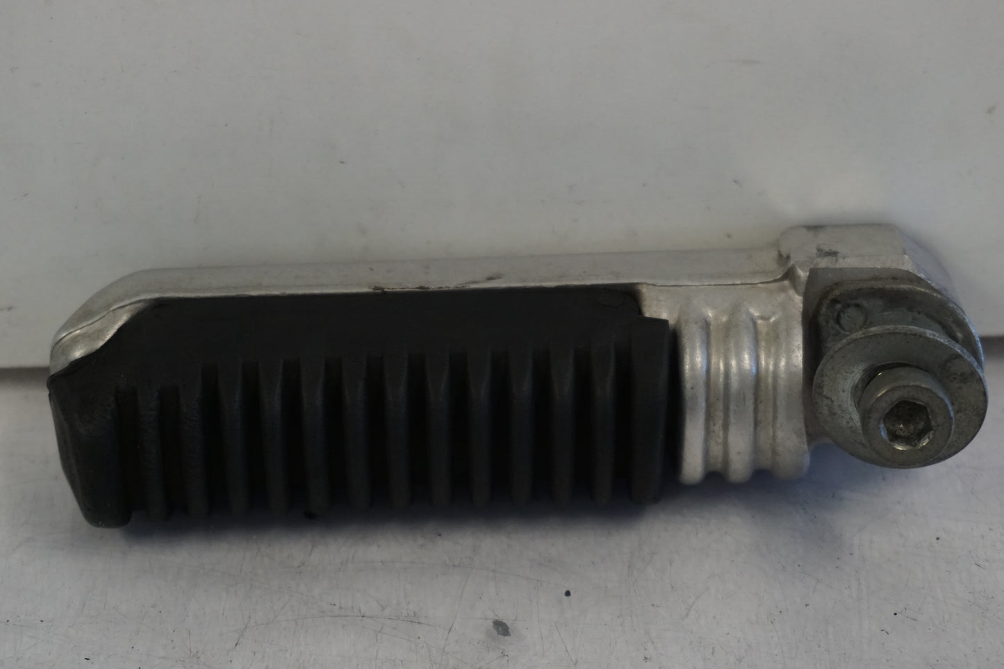 Vänster sida på Fotpinne från en Suzuki GSX-R 1100 -1991 motorcykel.