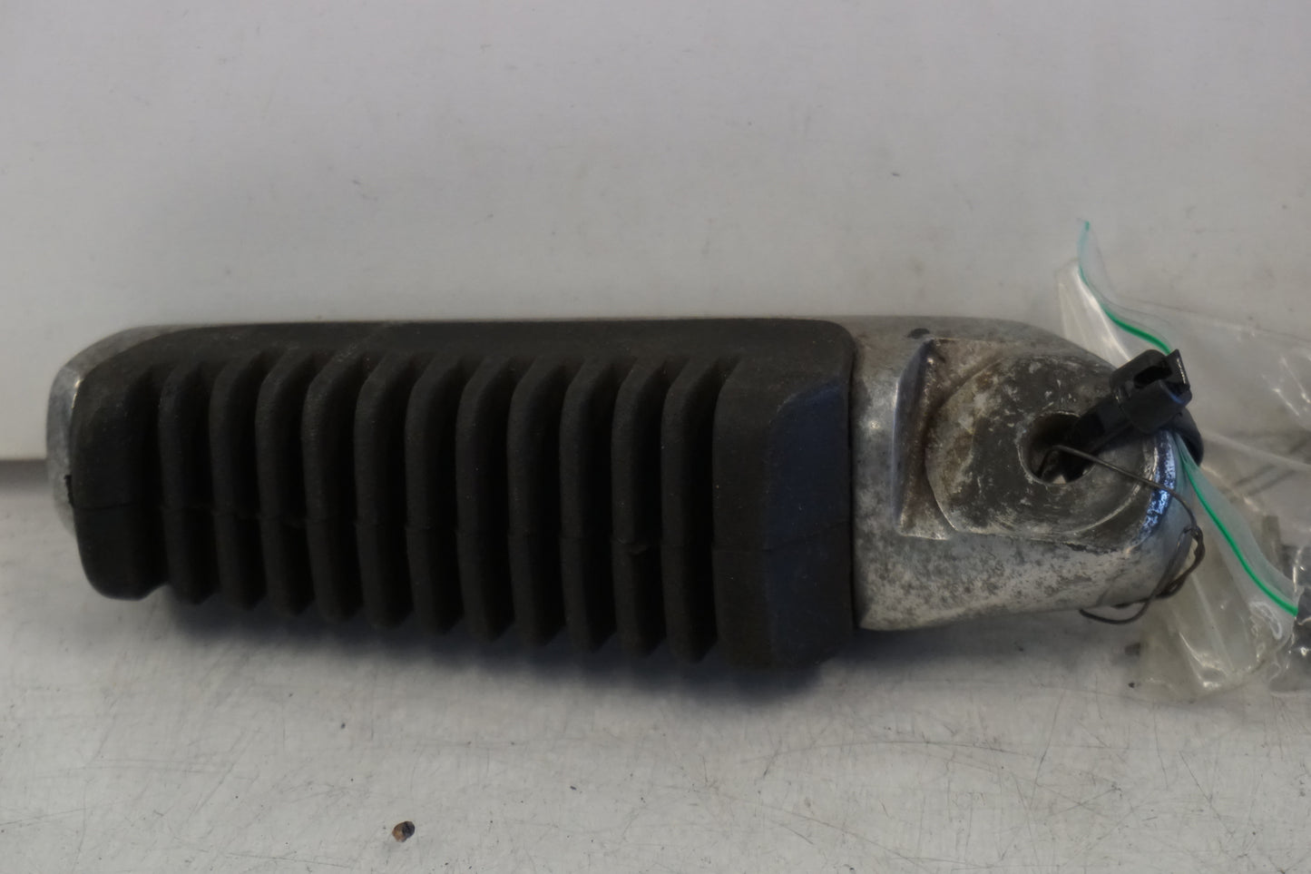 Framsidan på Fotpinne från en Suzuki DL 1000 -2003 motorcykel.