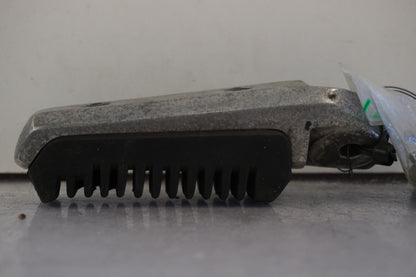 Vänster sida på Fotpinne från en Suzuki DL 1000 -2003 motorcykel.