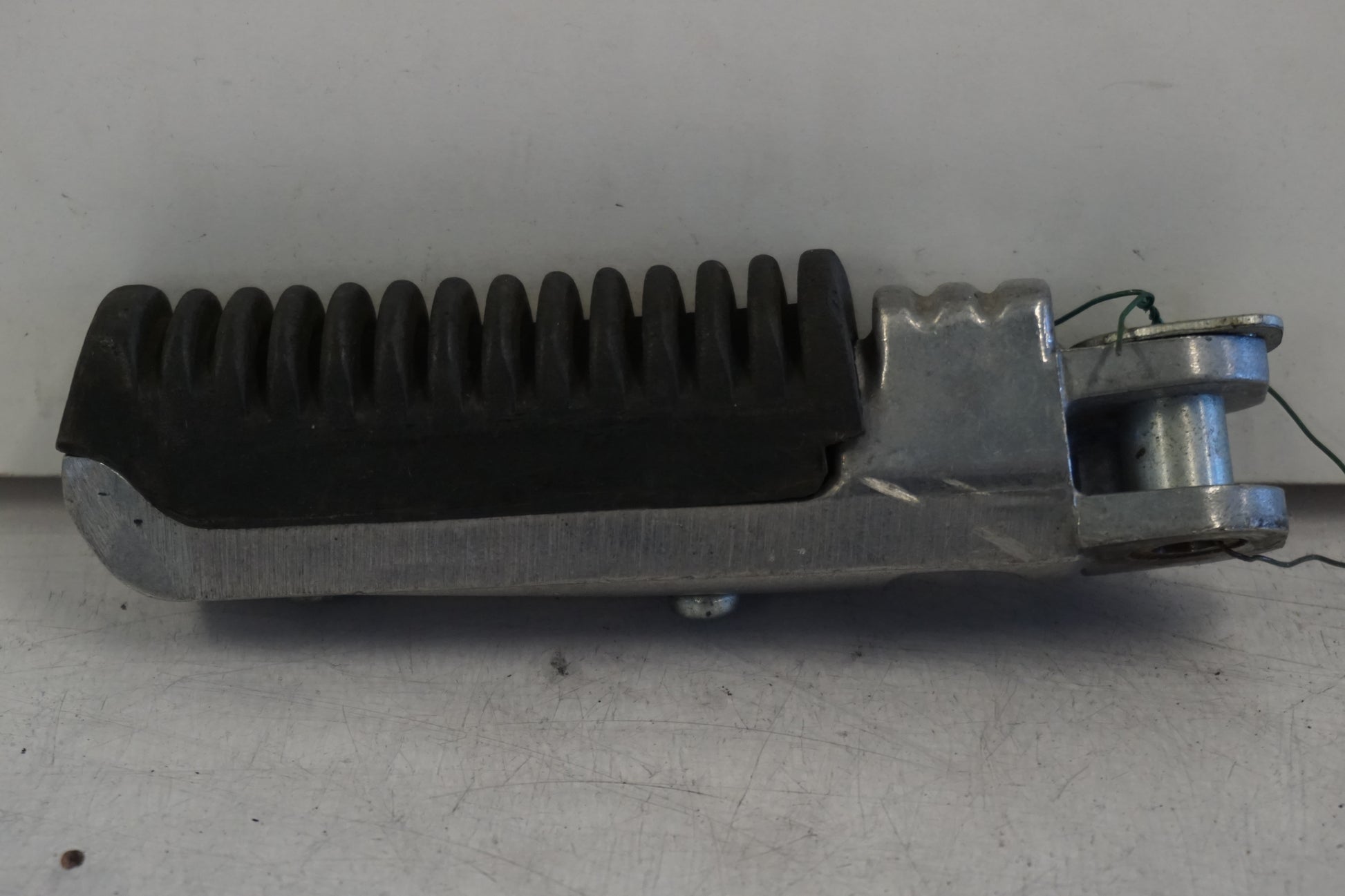 Baksidan på Fotpinne från en Suzuki GSX-R 1100 -1993 motorcykel.