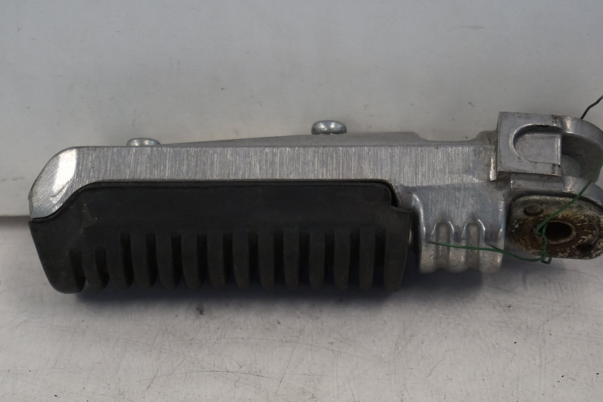 Vänster sida på Fotpinne från en Suzuki GSX-R 1100 -1993 motorcykel.