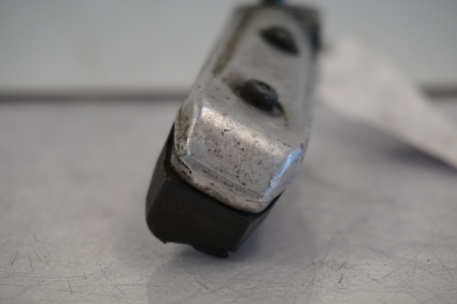 Snett uppifrån på Fotpinne från en Suzuki GSX-R 1100 -1992 motorcykel.