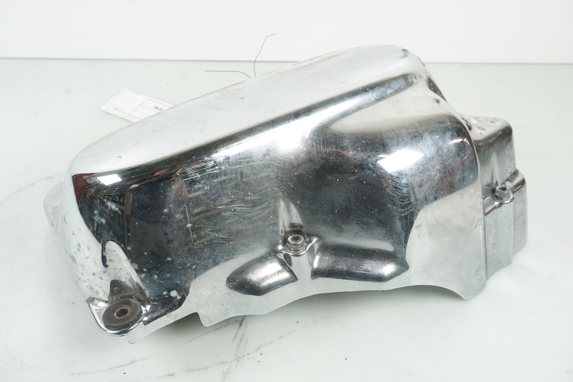 Vänster sida på Motorkåpa från en Yamaha XVS 650 -1999 motorcykel.