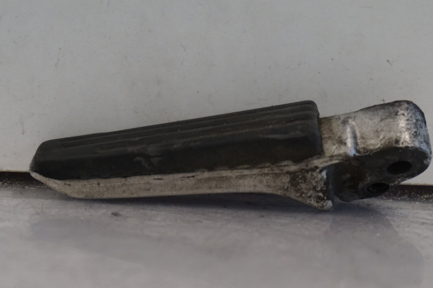 Baksidan på Fotpinne från en Suzuki SV 1000 -2004 motorcykel.