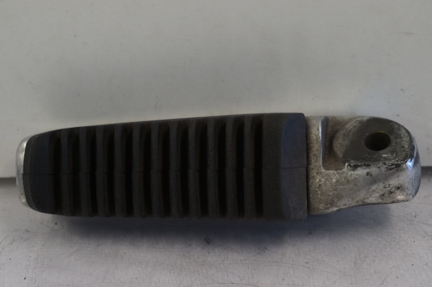 Framsidan på Fotpinne från en Suzuki DL 1000 -2004 motorcykel.