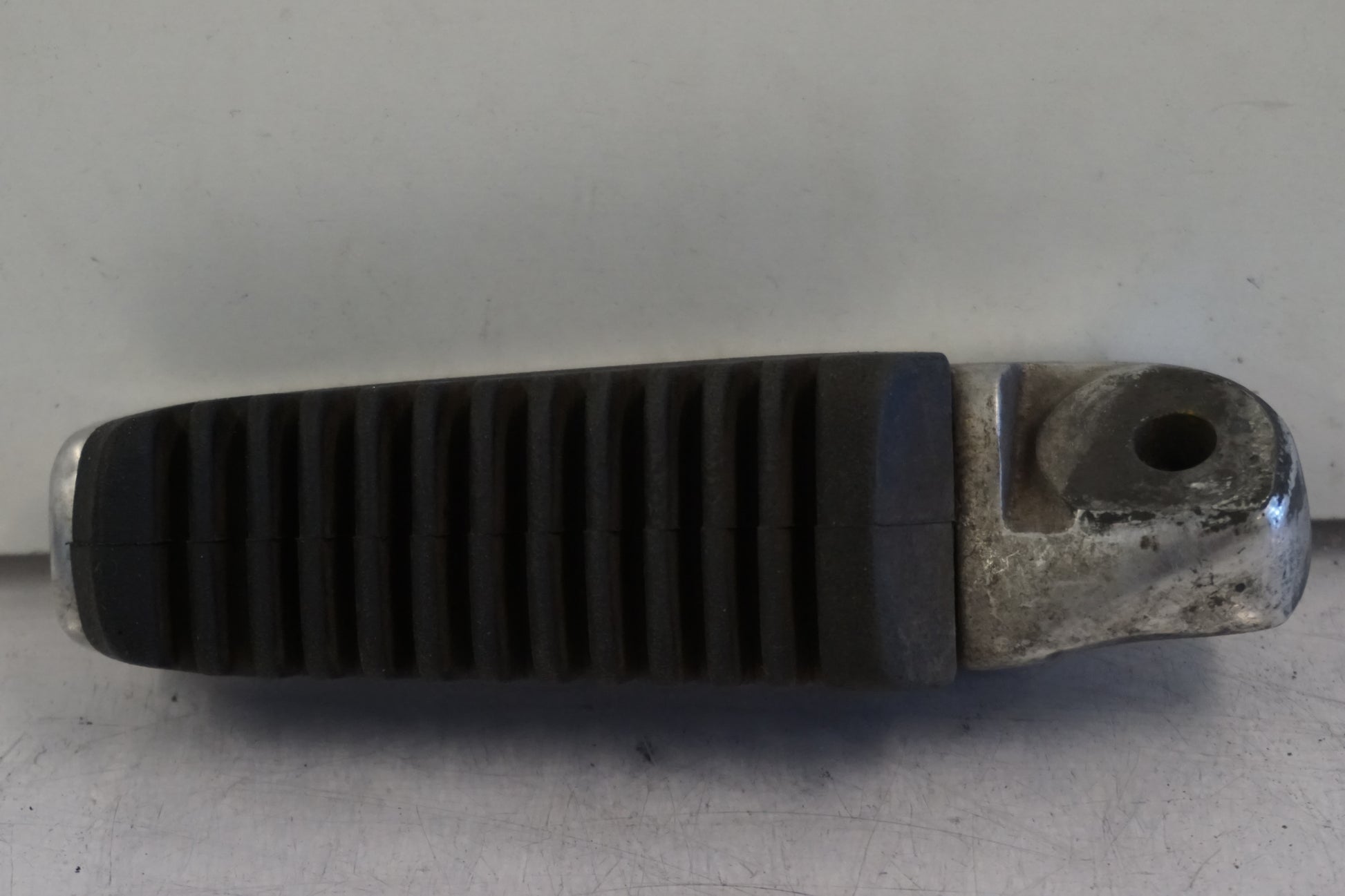 Framsidan på Fotpinne från en Suzuki DL 1000 -2004 motorcykel.