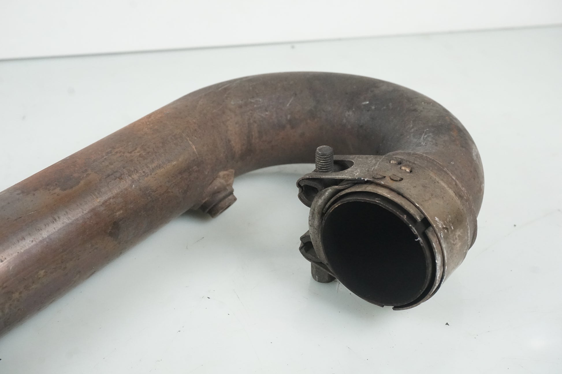 Höger sida på Grenrör från en Ducati Monster 696 -2008 motorcykel.