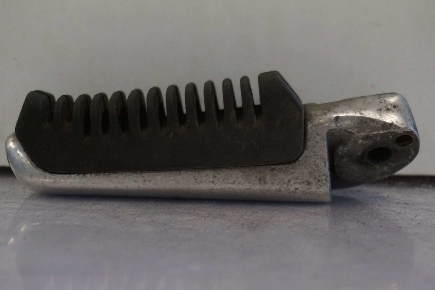 Baksidan på Fotpinne från en Suzuki DL 1000 -2004 motorcykel.