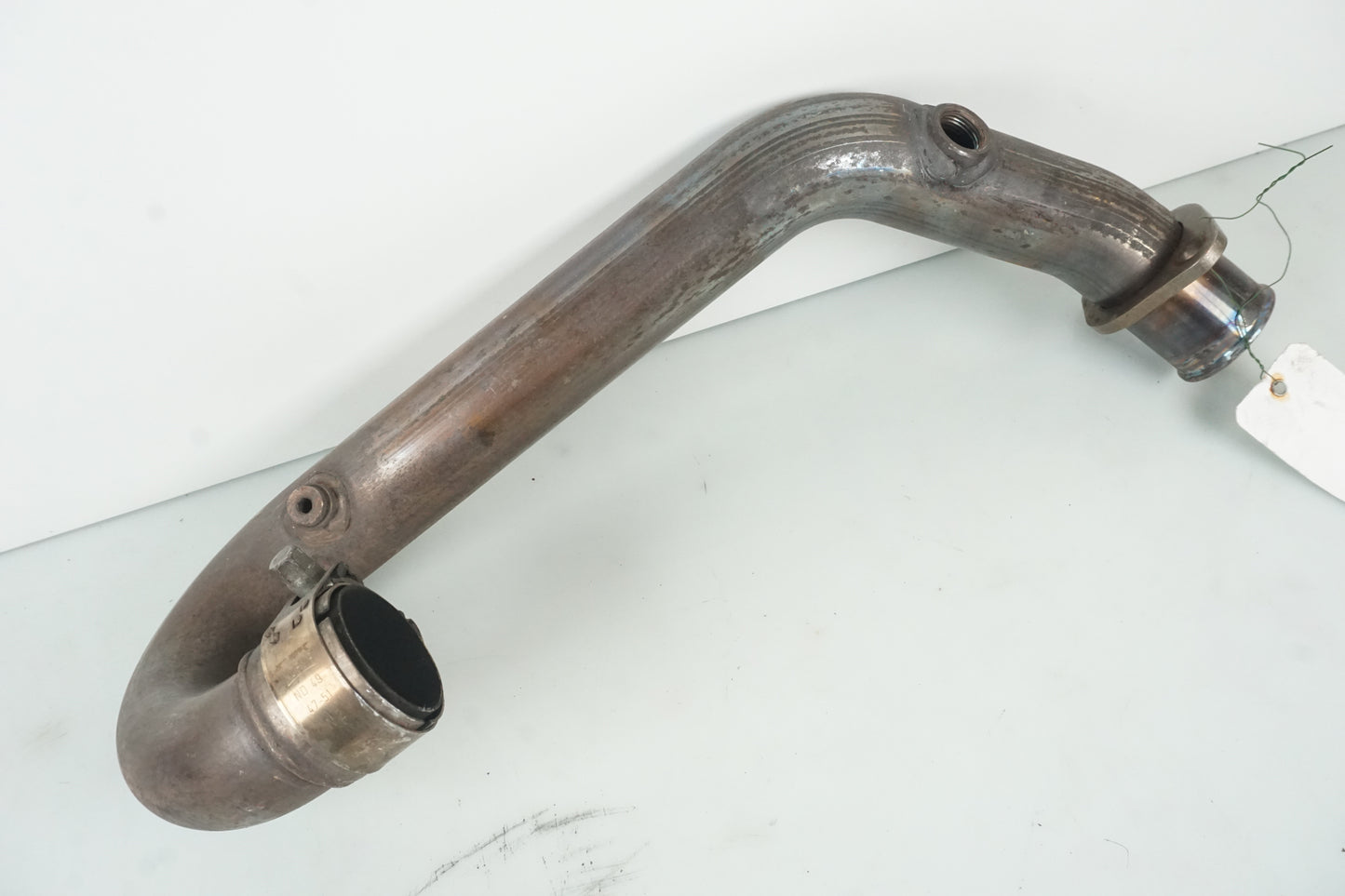 Vänster sida på Grenrör från en Ducati Monster 696 -2008 motorcykel.