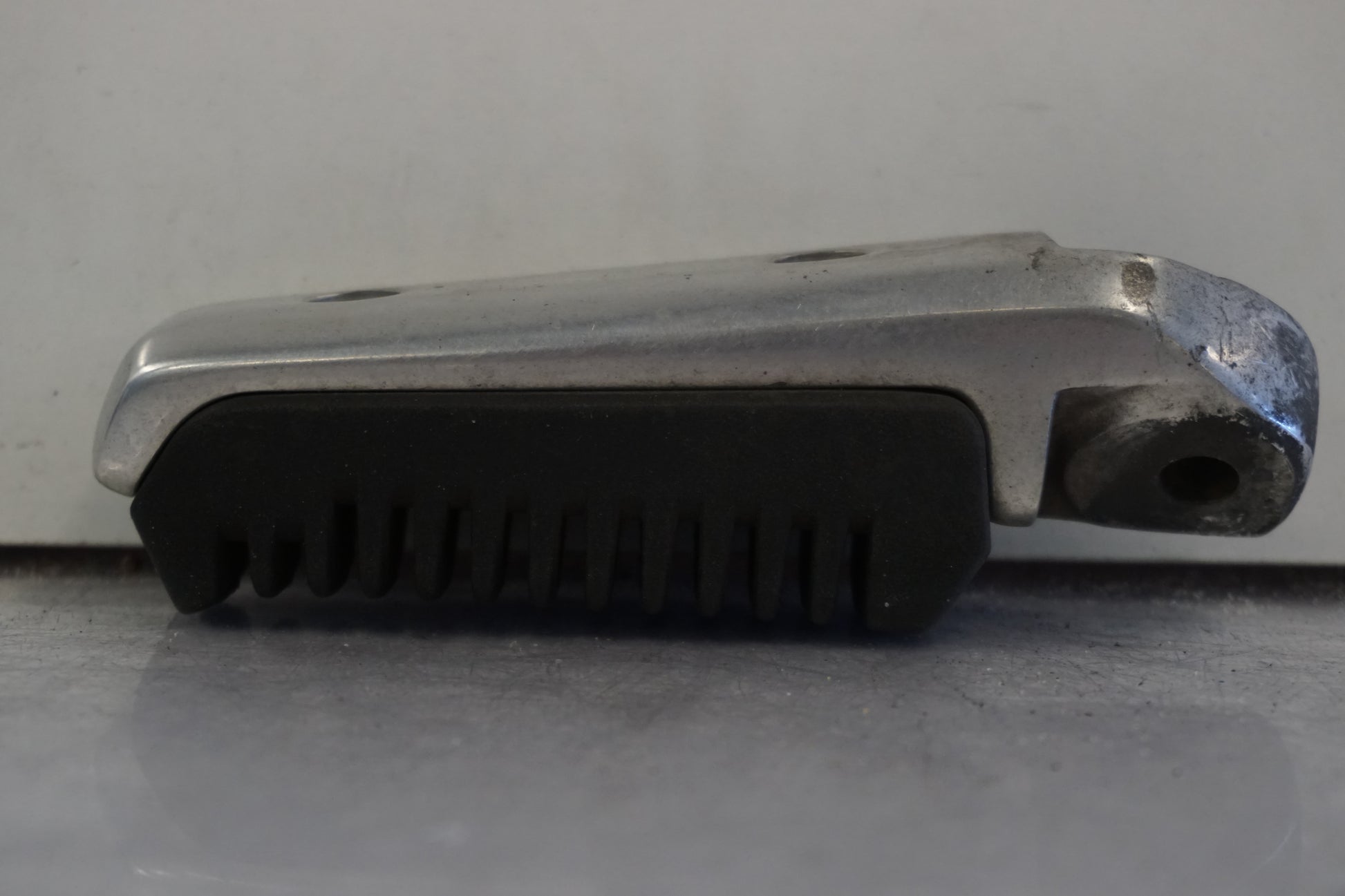 Vänster sida på Fotpinne från en Suzuki DL 1000 -2004 motorcykel.