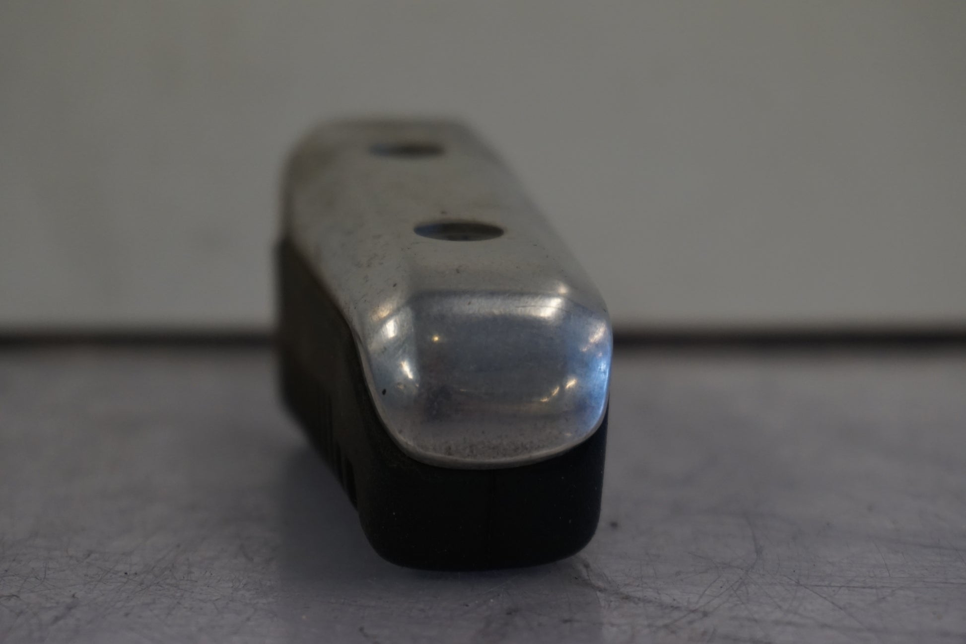 Snett uppifrån på Fotpinne från en Suzuki DL 1000 -2004 motorcykel.