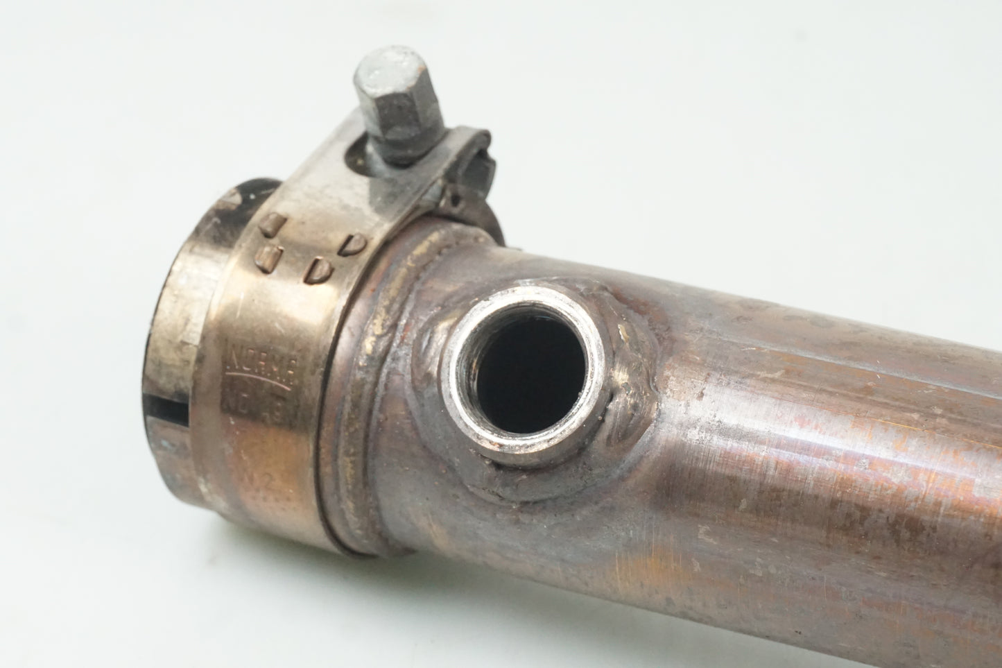 Vänster sida på Grenrör från en Ducati Monster 696 -2008 motorcykel.