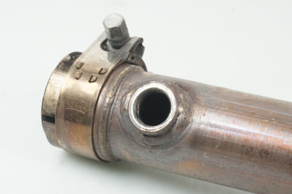 Vänster sida på Grenrör från en Ducati Monster 696 -2008 motorcykel.