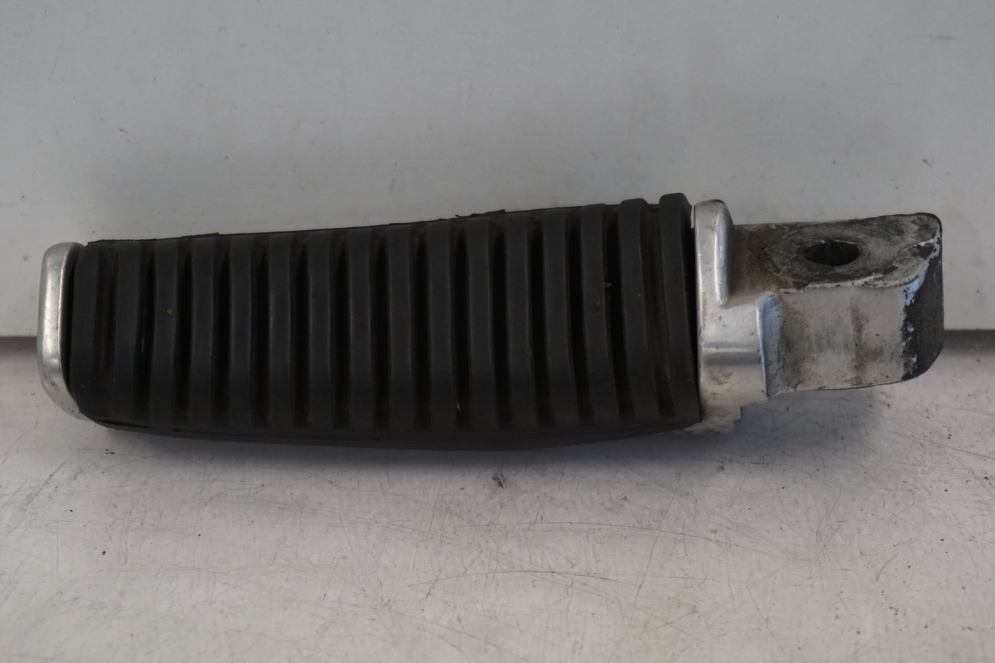 Framsidan på Fotpinne från en Suzuki VZ 800 -2002 motorcykel.